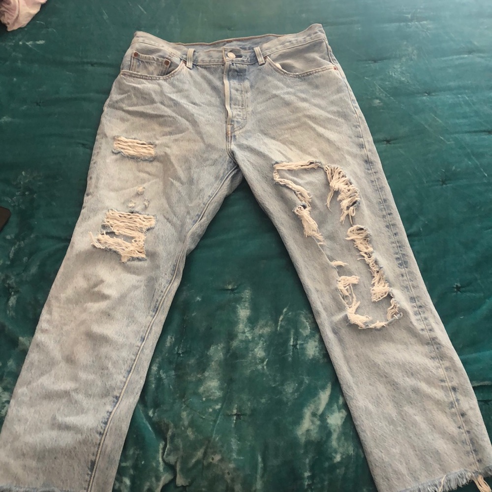 Distressed Levi High Waisted Jeans